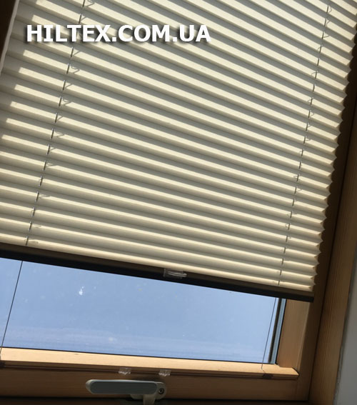 Жалюзі плісе встановлені на мансардне вікно