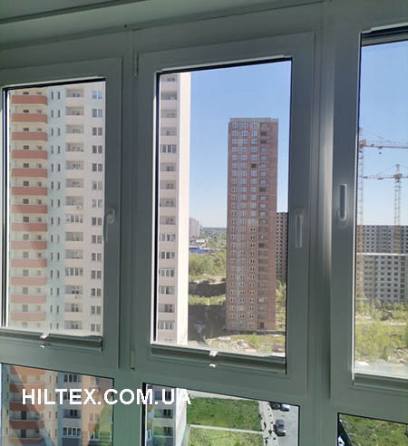 Плиссе в сложенном виде на окнах