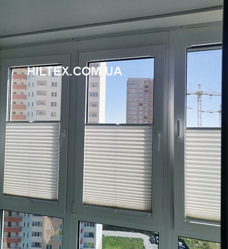 Жалюзи плиссе внутри штапика окна 