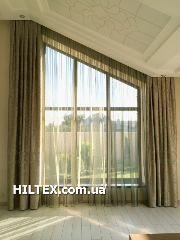 Моторизированный карниз на скошенные окна